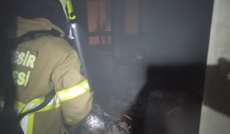 Erdek’te çakmak gazı yangına neden oldu: Alevlerin arasında kalan kedi kurtarıldı