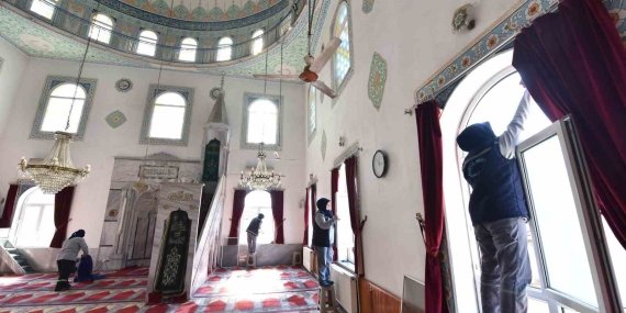 Altıeylül Belediyesi ekiplerinden ibadethane temizliği