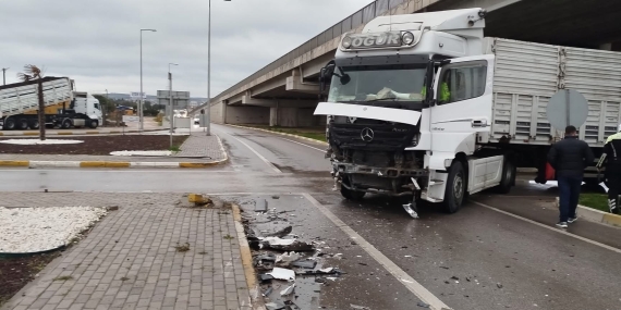 Bandırma’da TIR ile Kamyonet Çarpıştı: Yol Kısa Süre Trafiğe Kapandı