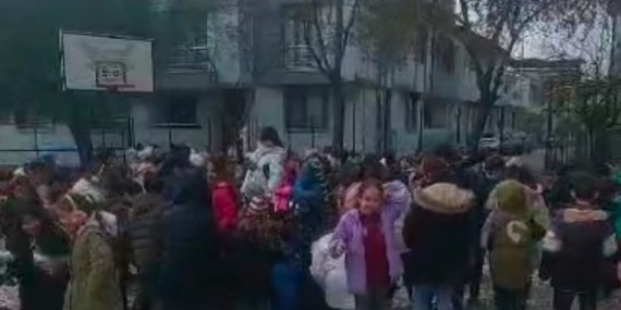 Öğrencilere kar sürprizi: Okul bahçesine kamyonetle kar getirildi