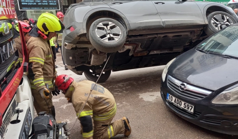 Akılalmaz kaza: Araç park halindeki otomobilin üzerine çıktı