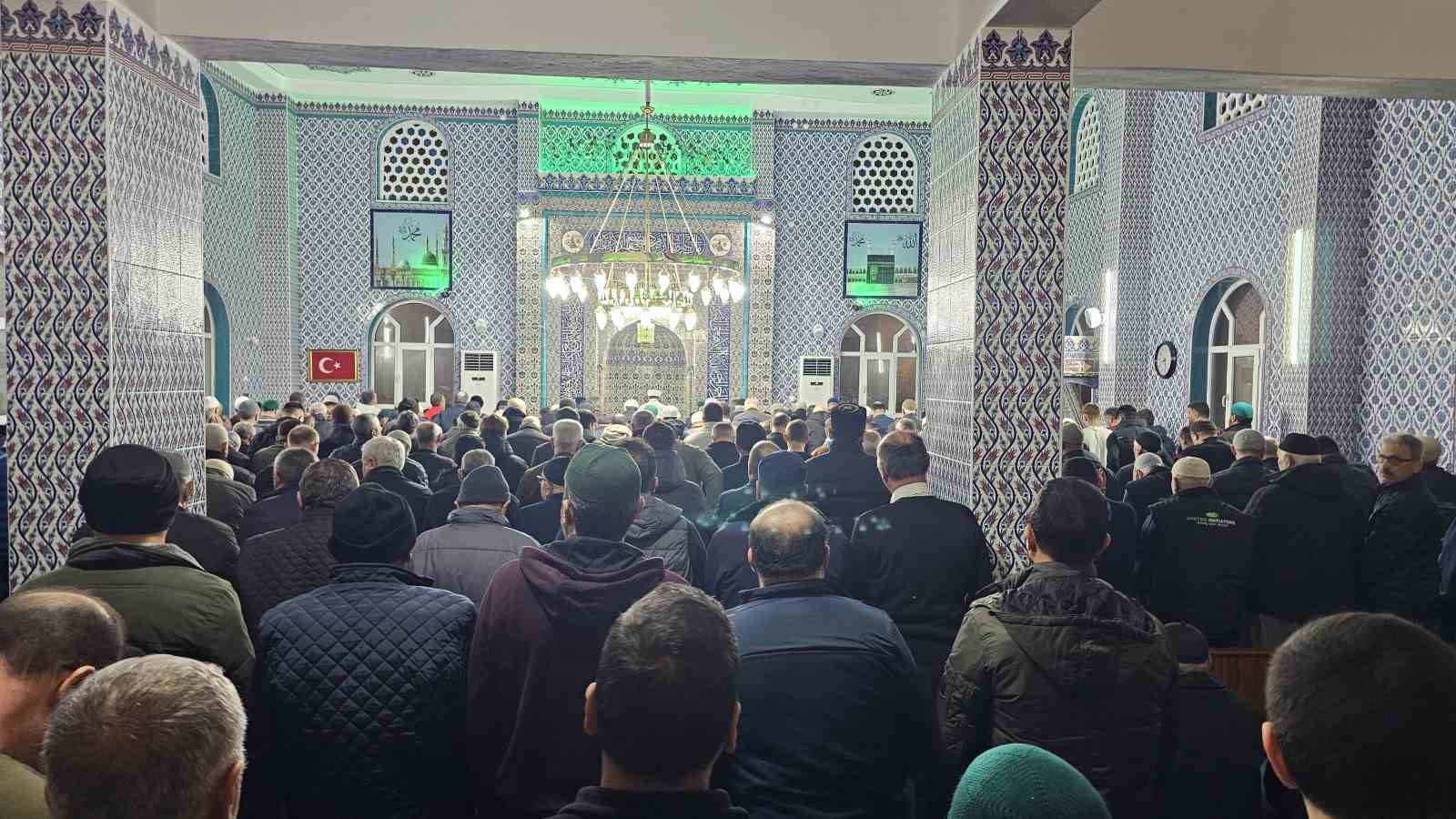 BANDIRMA'DA İLK TERAVİH NAMAZI KILINDI