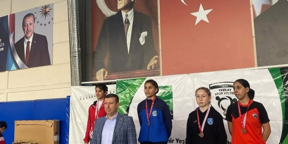Bayanlar Güreş turnuvasında Büyükşehirli sporculardan 7 madalya