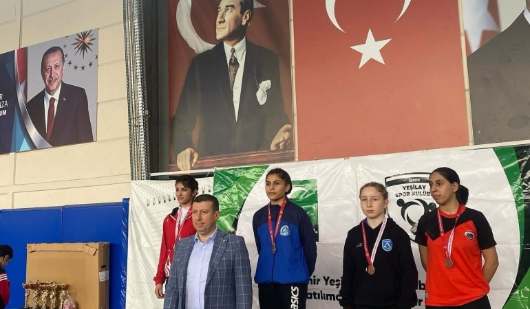 Bayanlar Güreş turnuvasında Büyükşehirli sporculardan 7 madalya