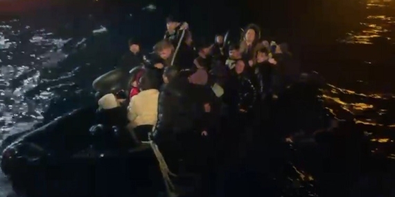 Ayvalık açıklarında 32 düzensiz göçmen yakalandı