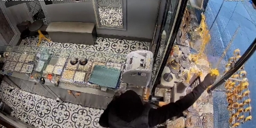 KUYUMCUYA GİRDİ, 'STRES YAPMA SIKARIM, GENÇLİĞİNE YAZIK OLUR' DEYİP ALTINLARI İSTEDİ BALIKESİR'DE KUYUMCU SOYGUNUNDA YENİ GÖRÜNTÜLER PES DEDİRTTİ ALTINLARI ÇANTAYA DOLDURAN ŞÜPHELİ, ÇANTANIN SAPI DOLABA TAKILINCA DÜKKANDAN KOŞARAK KAÇTI