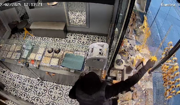 Kuyumcuya girdi, ’stres yapma sıkarım, gençliğine yazık olur’ deyip altınları istedi