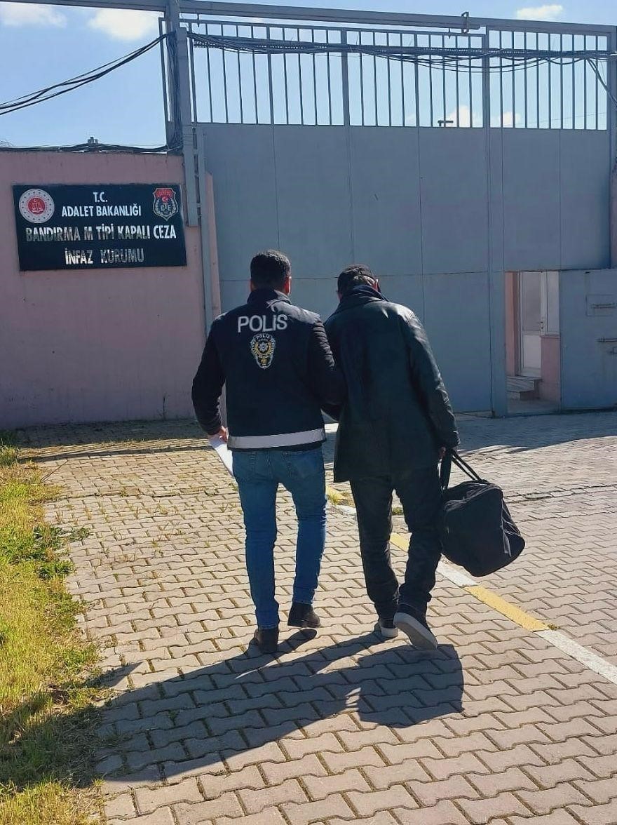 BALIKESİR'DE DOLANDIRICILIK SUÇUNDAN ARANAN ŞAHIS YAKALANDI