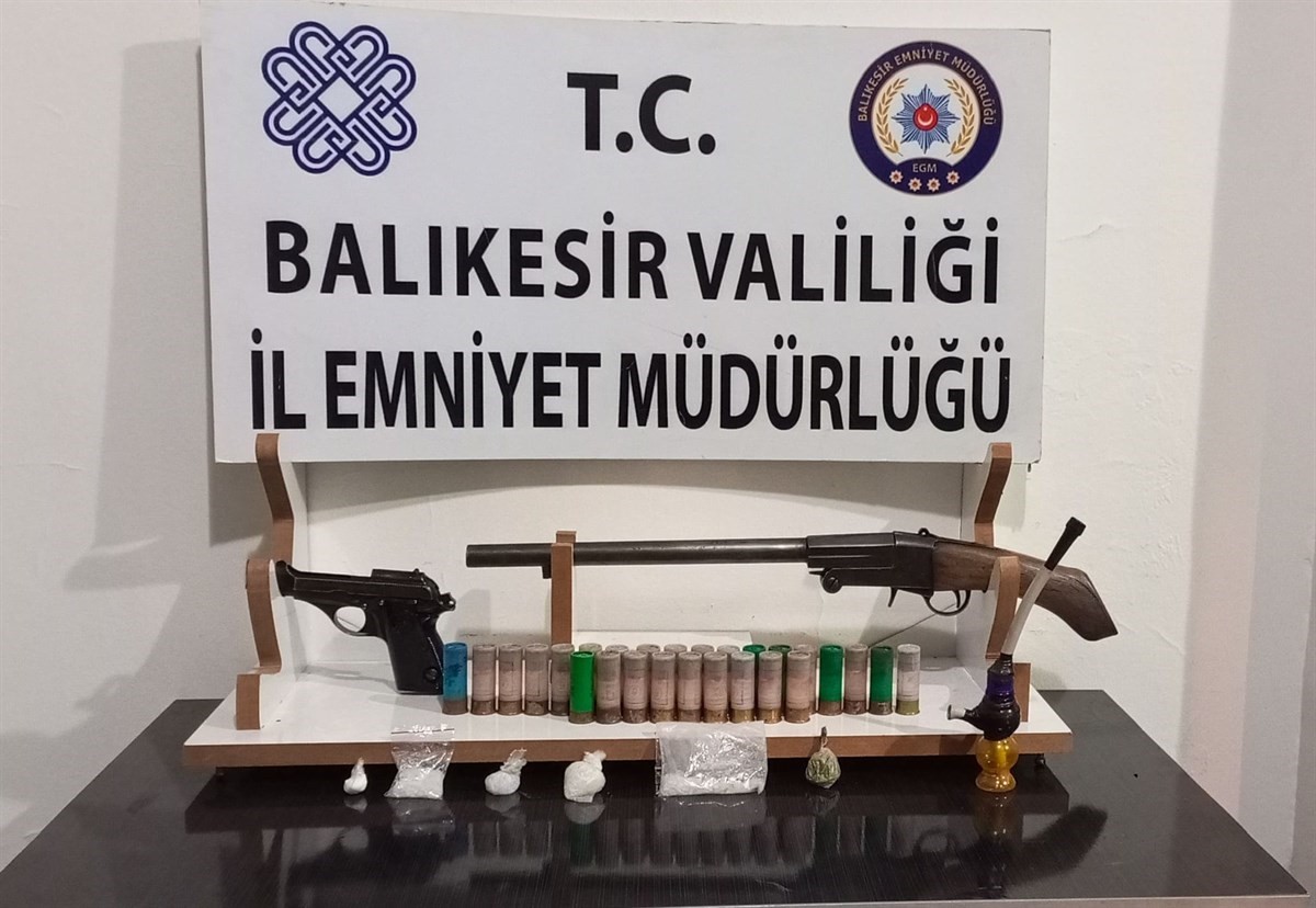 BALIKESİR'DE CİNAYET VE UYUŞTURUCU SUÇLARINDAN ARANAN ŞAHIS YAKALANDI