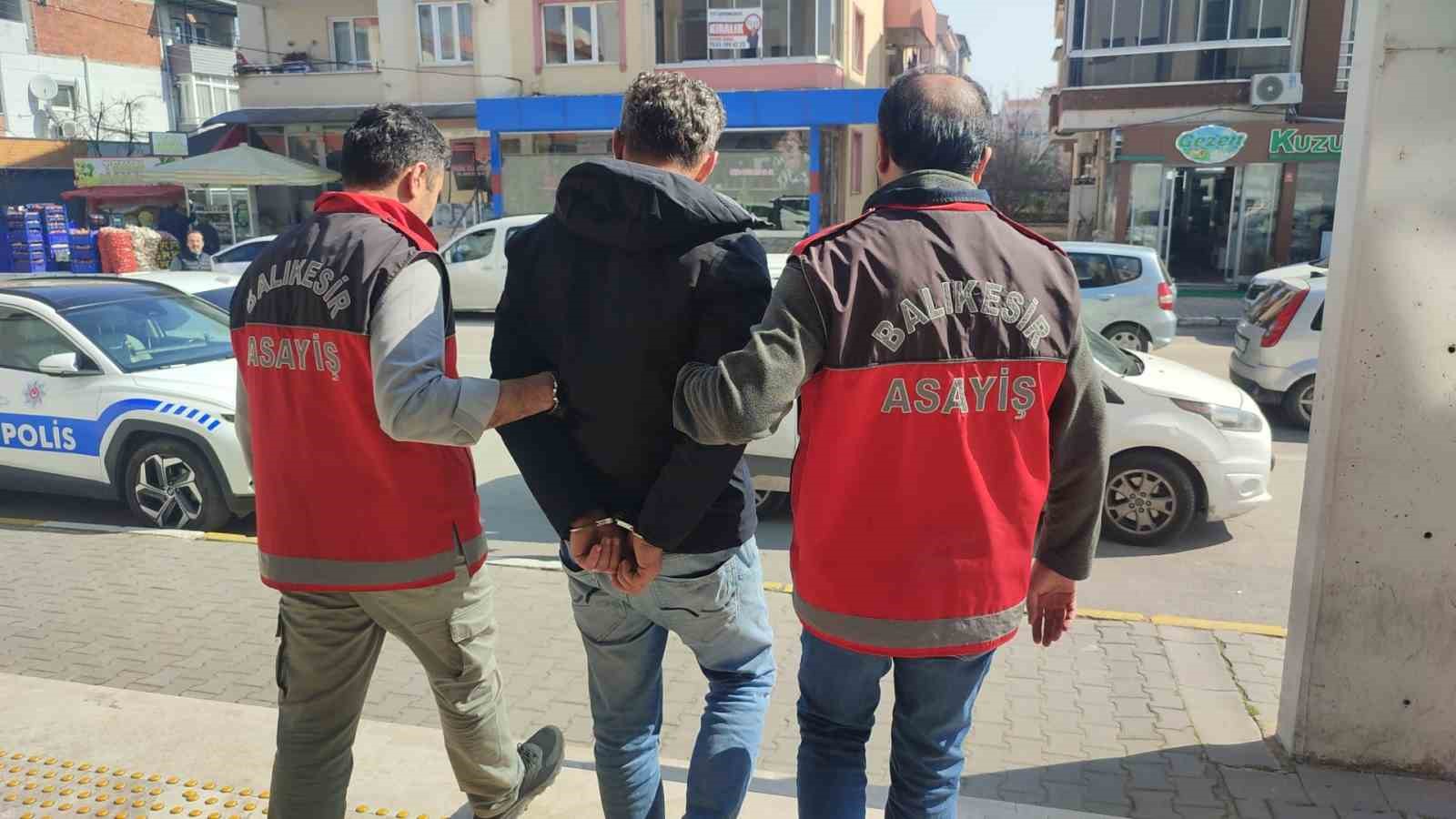POLİS ADETA İĞNE İLE KUYU KAZARAK KATİL ZANLISINI İSTANBUL'DA YAKALADI BALIKESİR’DE PARKTA BIÇAKLANARAK ÖLDÜRÜLEN ŞAHSIN KATİL ZANLISI YAKALANDI
