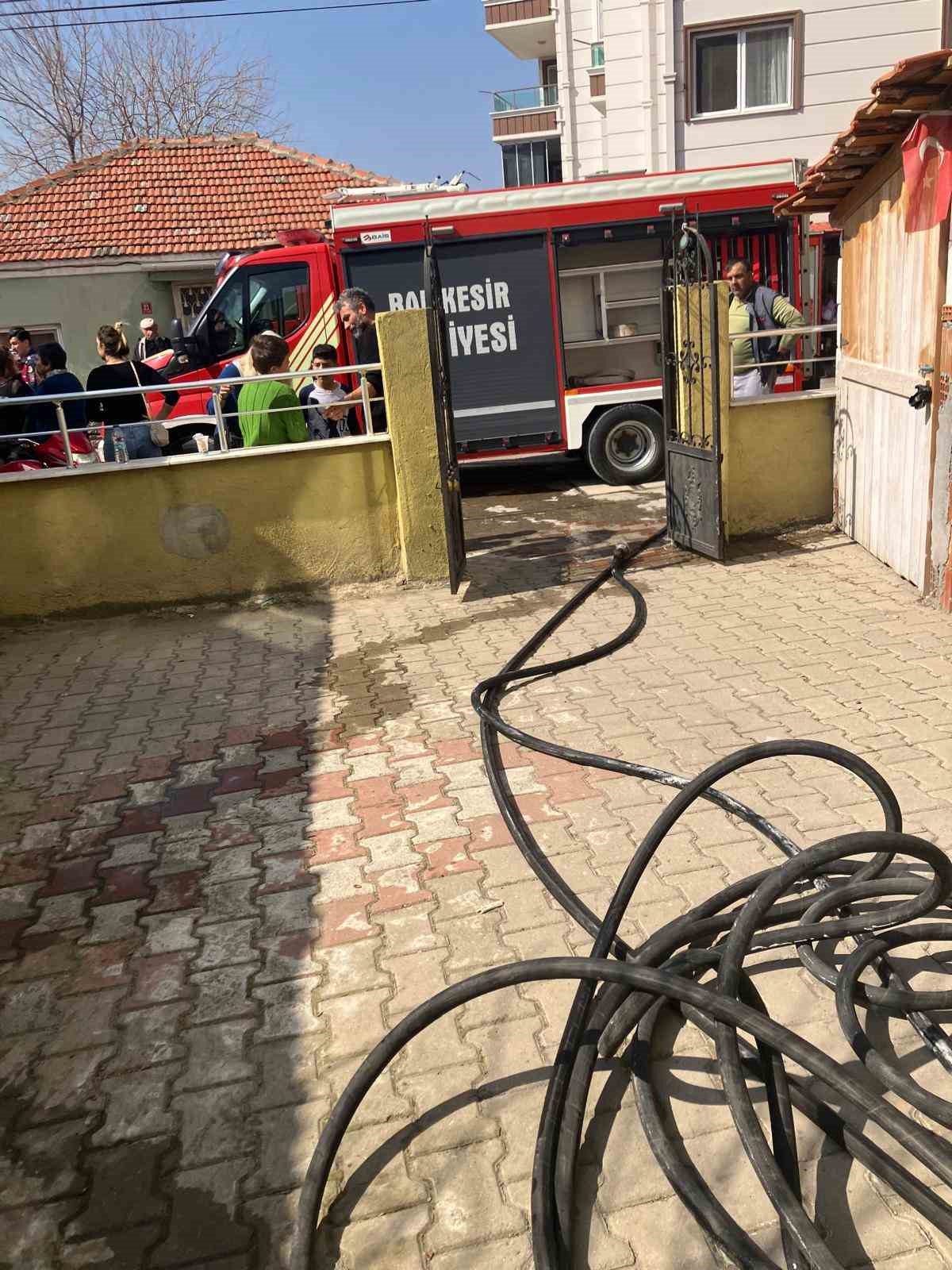 AYVALIK'TA EV YANGINI