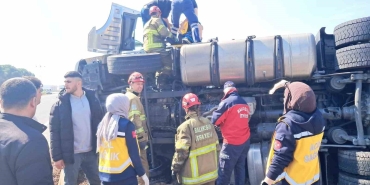 BALIKESİR'DE TIR KAZA YAPTI YOL TRAFİĞE KAPANDI