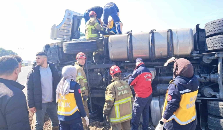 Balıkesir’de tır kaza yaptı yol trafiğe kapandı