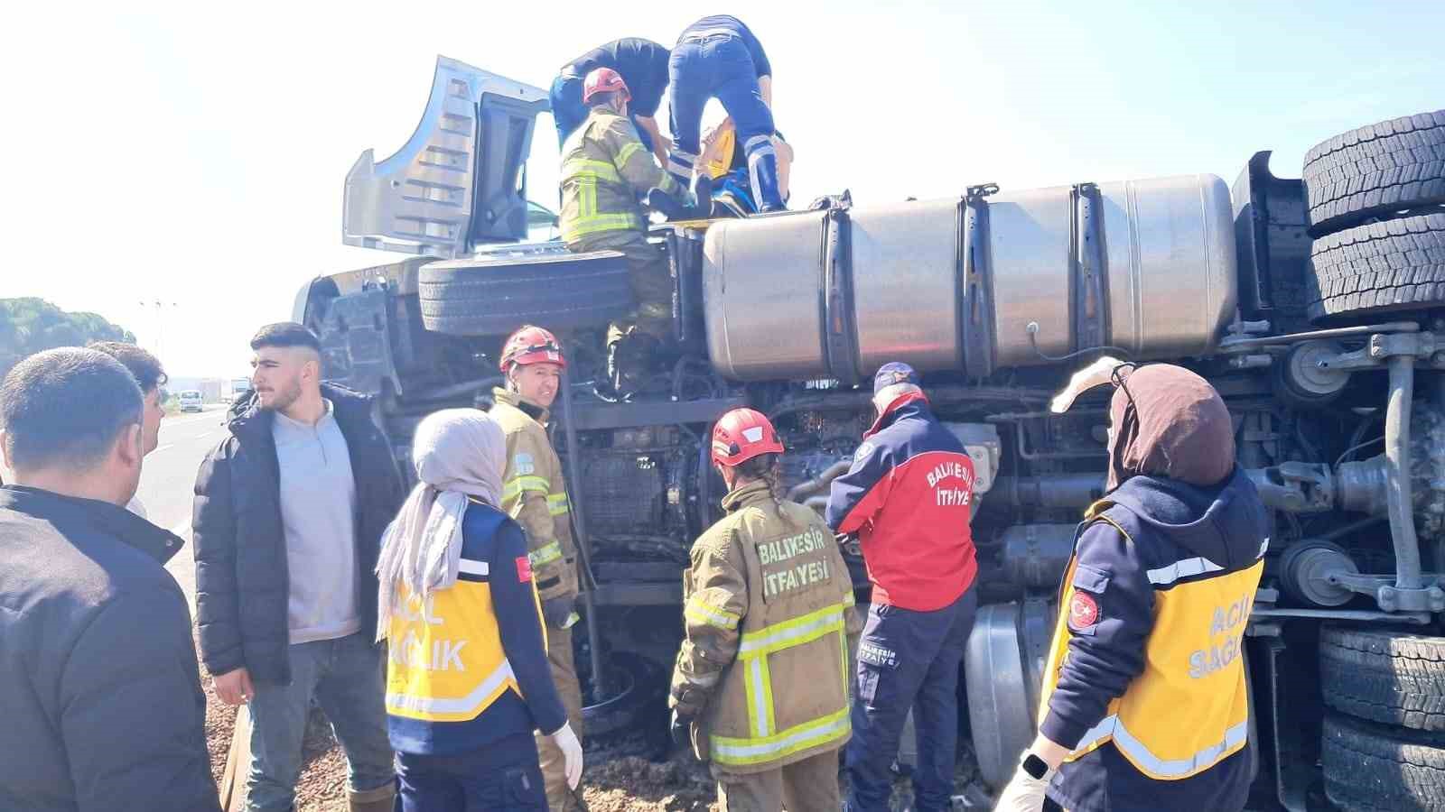 BALIKESİR'DE TIR KAZA YAPTI YOL TRAFİĞE KAPANDI