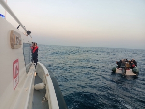 AYVALIK’TA SAHİL GÜVENLİK 18 DÜZENSİZ GÖÇMEN YAKALADI