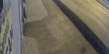 EDREMİT'TE KALDIRIMA SAVRULAN OTOMOBİLDEKİ 2 KİŞİ YARALANDI