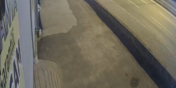 Edremit’te kaldırıma savrulan otomobildeki 2 kişi yaralandı