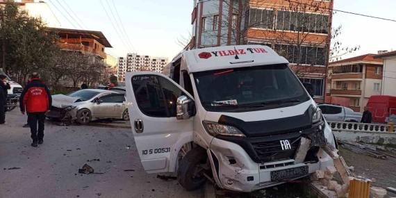 Balıkesir’de servis aracı ile otomobil çarpıştı: 6 yaralı