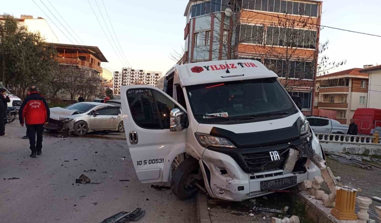 Balıkesir’de servis aracı ile otomobil çarpıştı: 6 yaralı