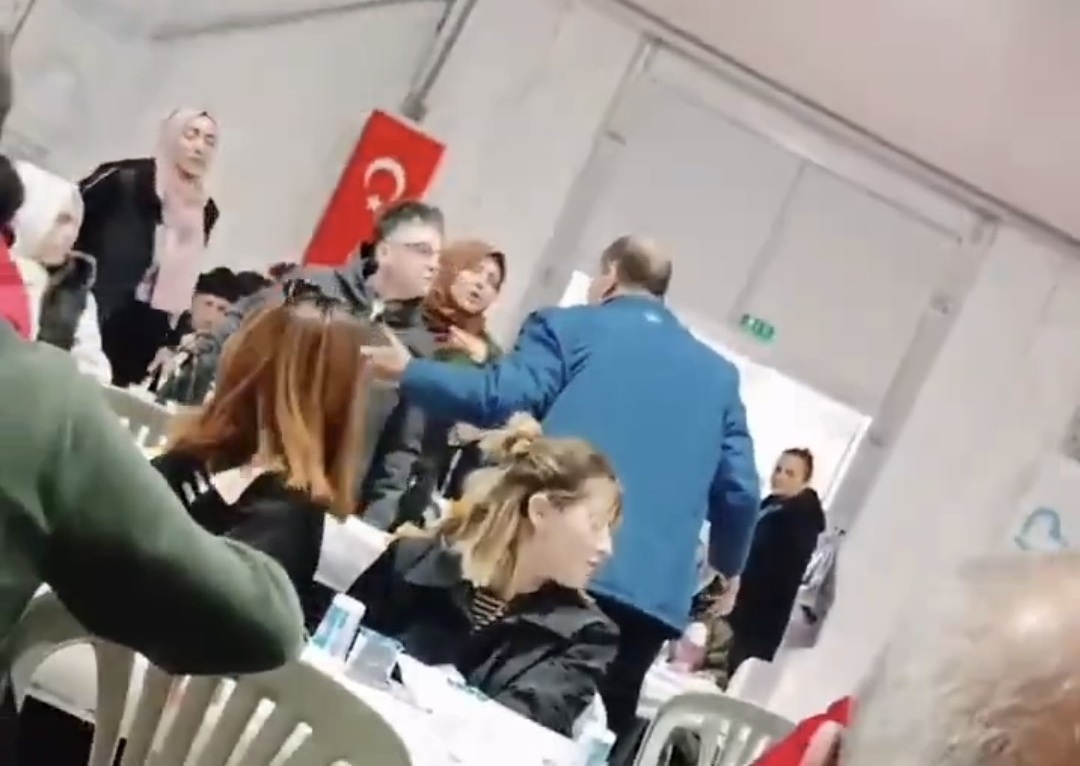 İFTAR ÇADIRINDA SİNİRLER GERİLDİ İFTAR ÇADIRINDA 'SEN ORUÇLU MUSUN' TARTIŞMASI