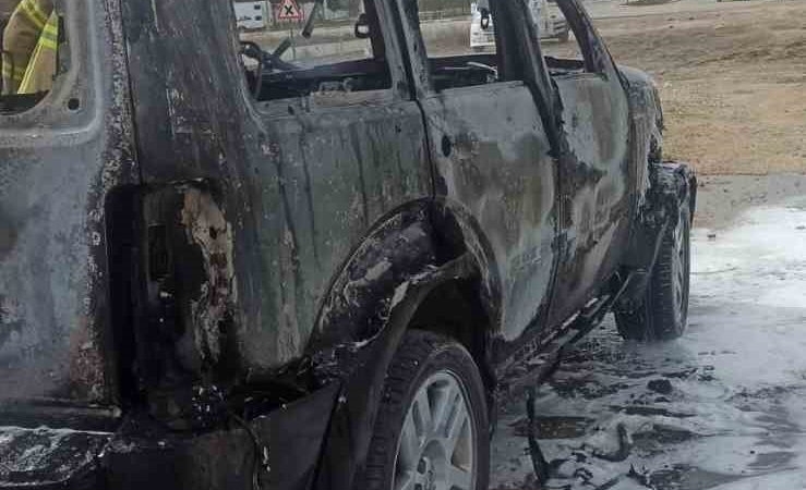 Balıkesir’de park halindeki araç yandı