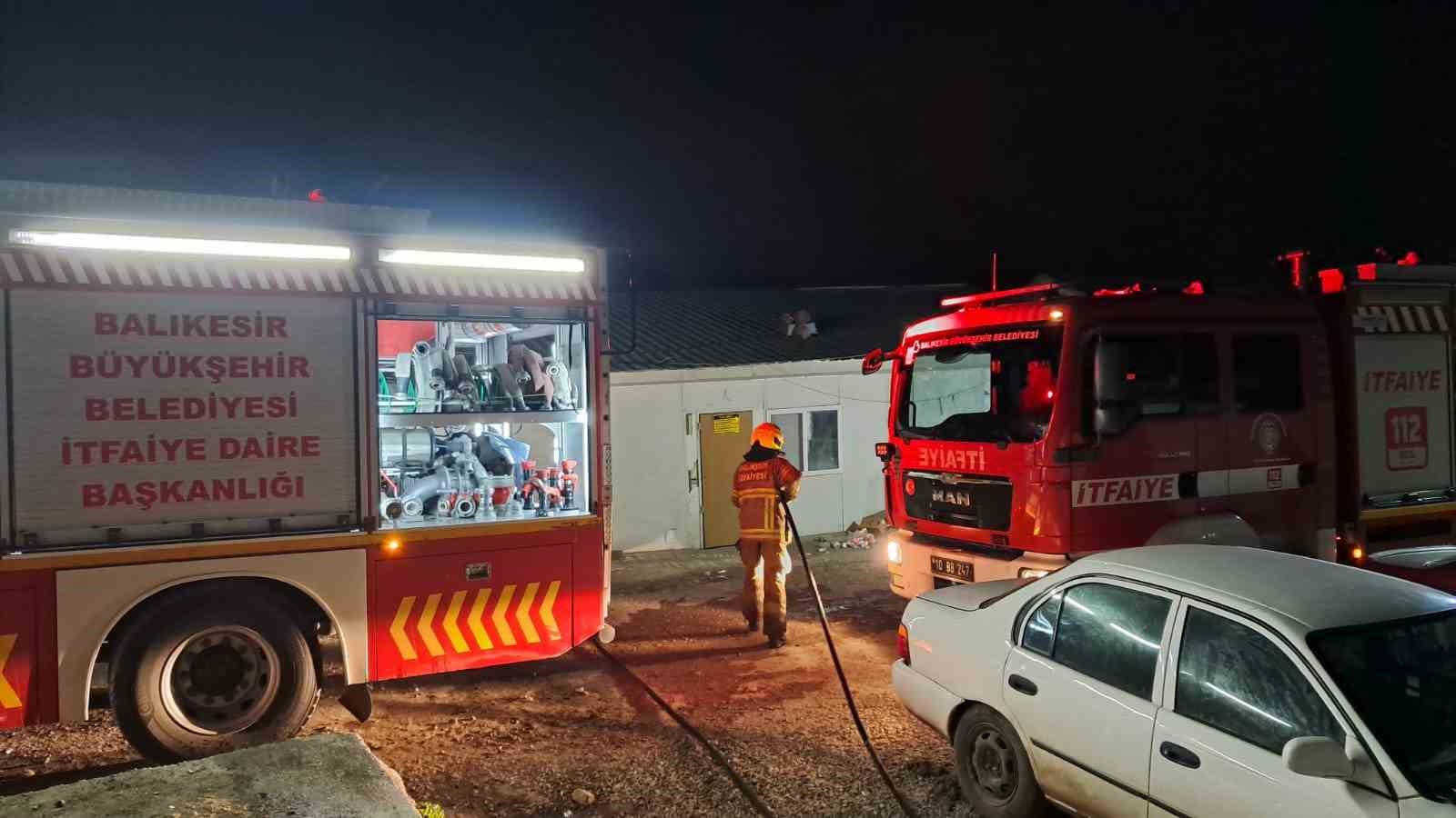 KONUT İNŞAATI YANGININDA İŞÇİLERİ ALLAH KORUDU GECE YARISI KONTEYNERLERDE ÇIKAN YANGINDA CAN KAYBI OLMADI