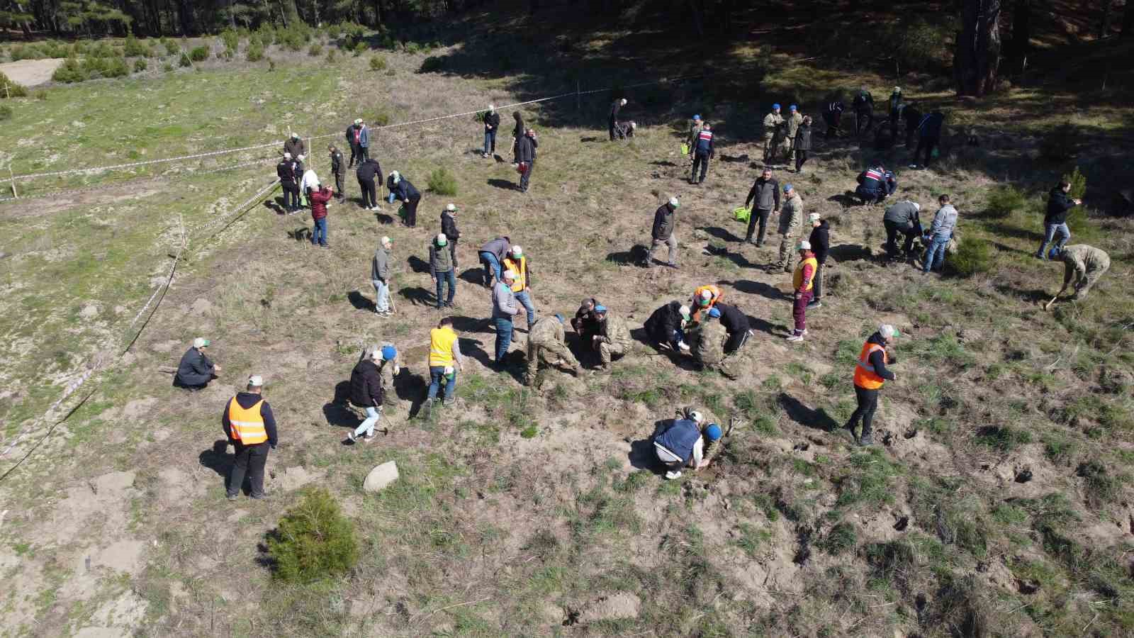 KAZDAĞLARI'NDA DÜNYA ORMANCILIK GÜNÜ'NDE BİN FİDAN TOPRAKLA BULUŞTU