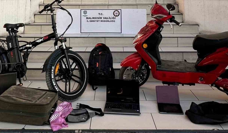 Ayvalık’ta 3 ev ve bir resmi kuruma dadanan hırsız polisten kaçamadı