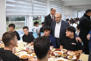 VALİ USTAOĞLU ÖĞRENCİLERLE İFTAR SOFRASINDA BULUŞTU