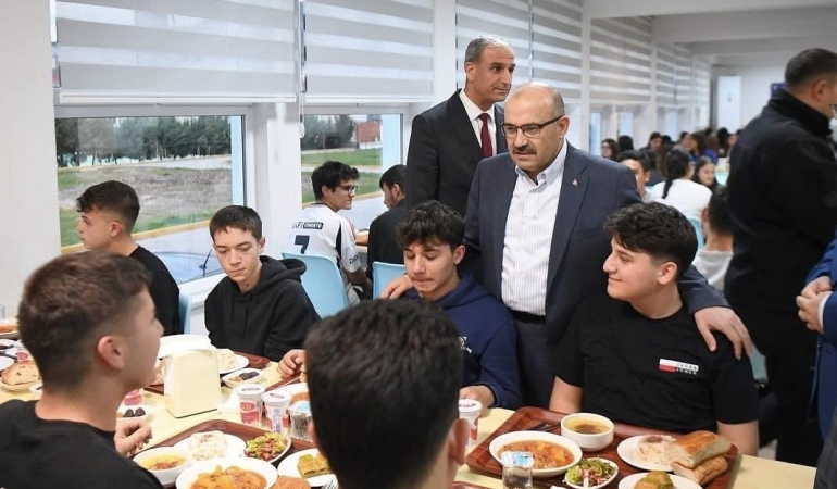 Vali Ustaoğlu öğrencilerle iftar sofrasında buluştu
