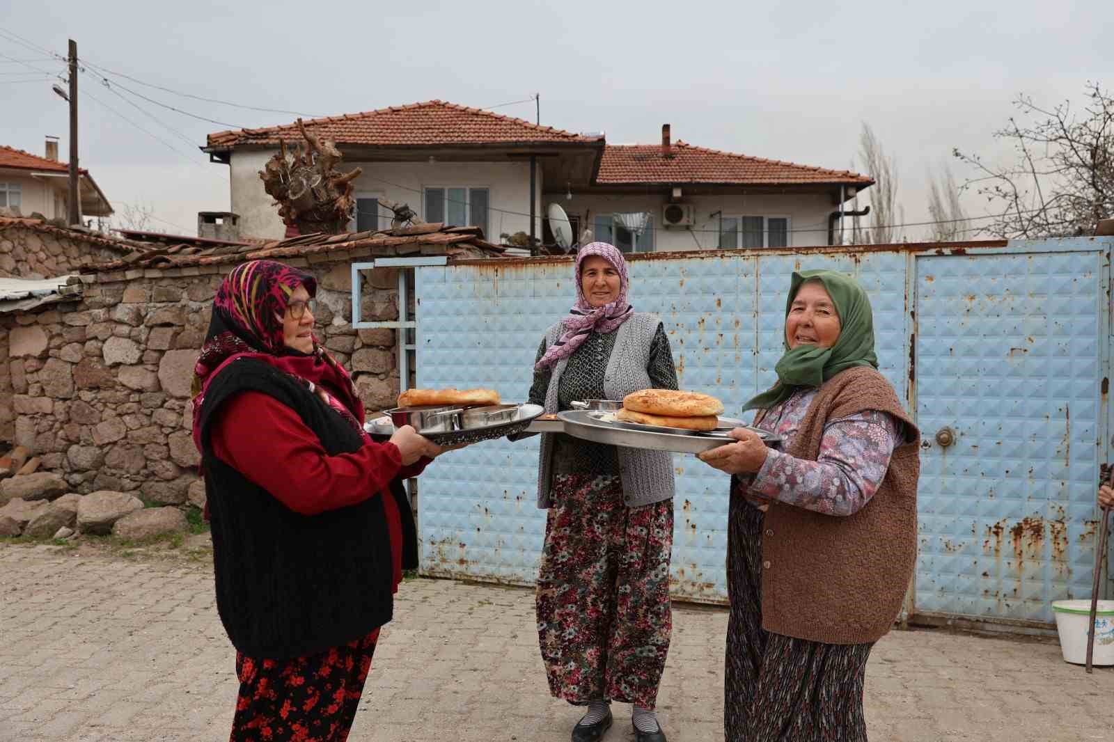 BALIKESİR'DE RAMAZAN'DA BU KÖYDE EVLERDE YEMEK PİŞMİYOR