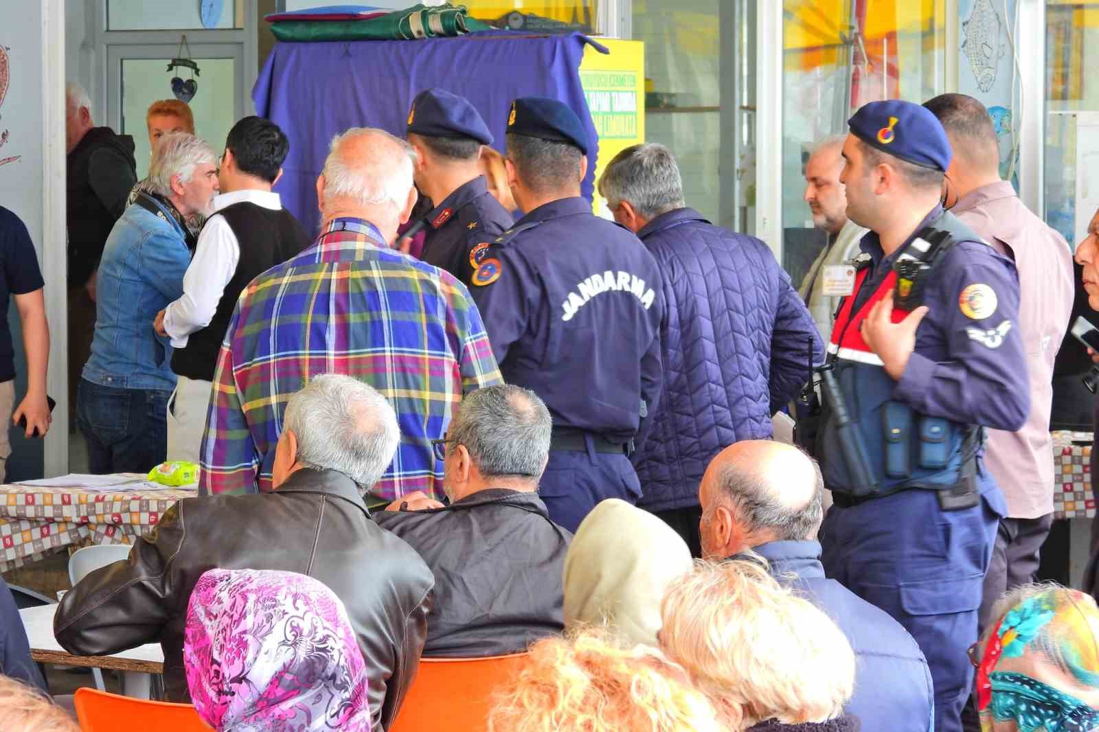 KAPIDAĞ YARIMADASI SAKİNLERİ MERAYA PANEL KONULMAMASINI, ALANDA HAYVANLARIN OTLATILMASINI İSTEDİ VATANDAŞLAR GES PROJESİNE KARŞI: "TARIM, TURİZM VE DOĞA YOK OLACAK" "ENERJİ İÇİN DOĞAMIZDAN VAZGEÇMEYİZ"