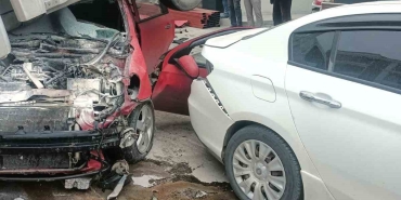 OTOMOBİL PARK HALİNDEKİ KAMYONETİN ALTINA GİRDİ: 3 YARALI