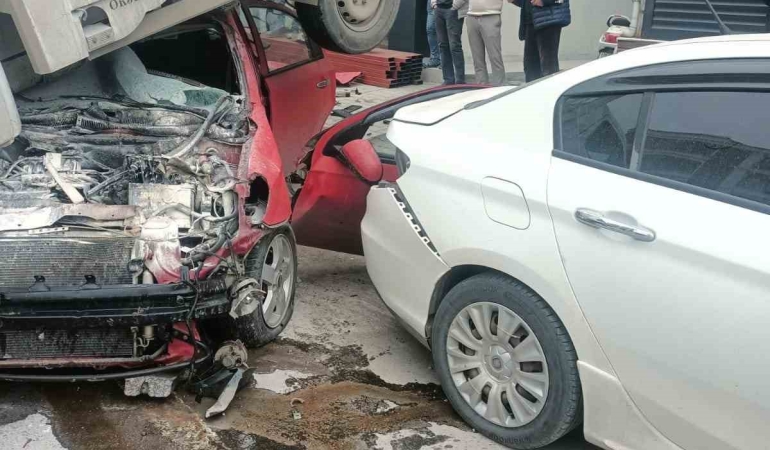 Otomobil park halindeki kamyonetin altına girdi: 3 yaralı