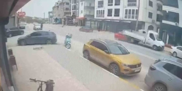 HIZLI OTOMOBİL KAMYONETİN ALTINA GİRDİ 3 KİŞİNİN YARALANDIĞI KAZA KAMERADA