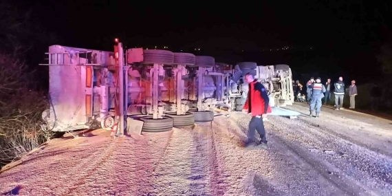 Balıkesir’de mıcır yüklü kamyon devrildi 2 yaralı