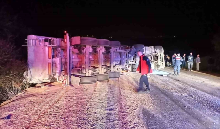 Balıkesir’de mıcır yüklü kamyon devrildi 2 yaralı