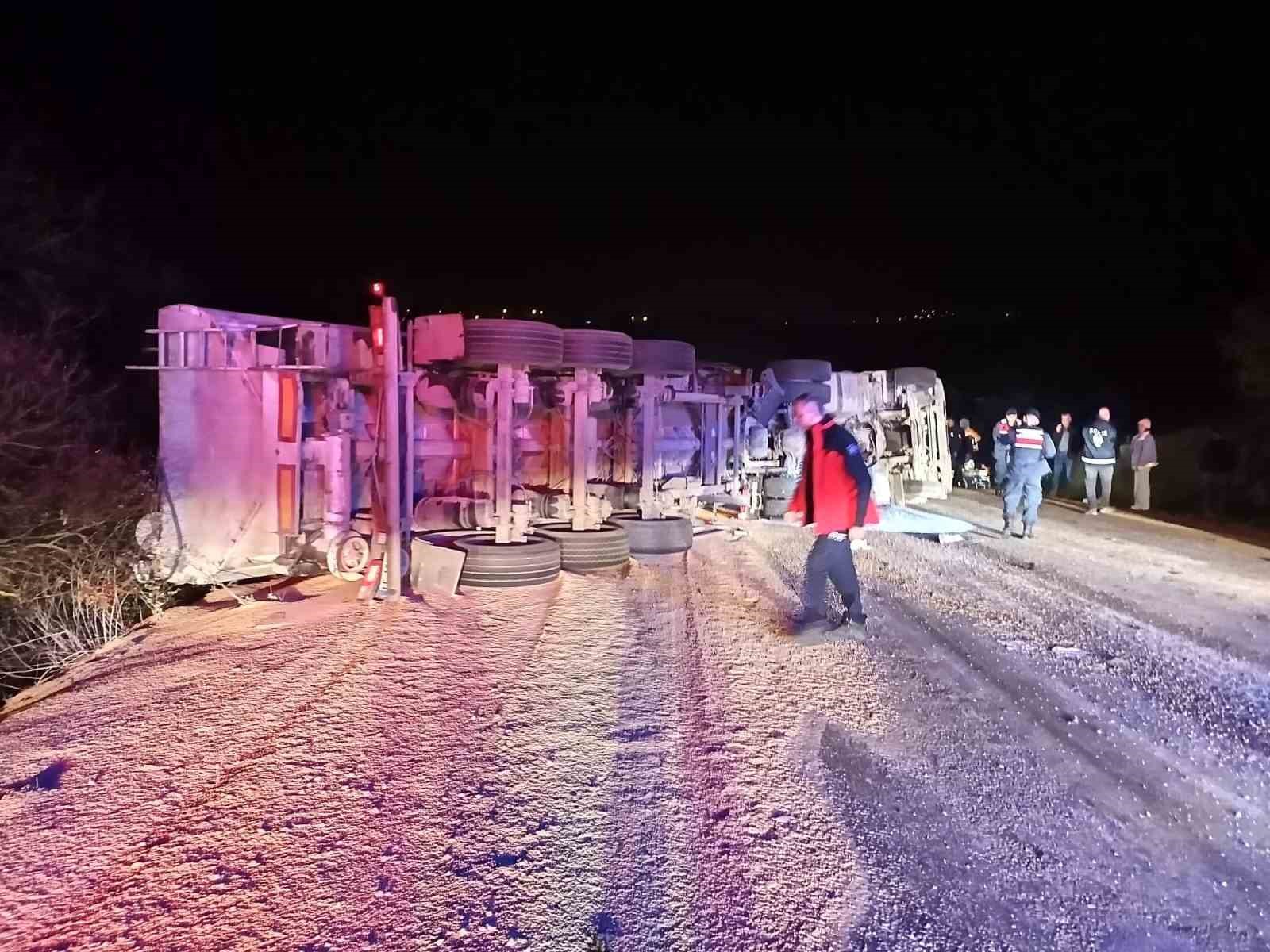 BALIKESİR'DE MICIR YÜKLÜ KAMYON DEVRİLDİ 2 YARALI