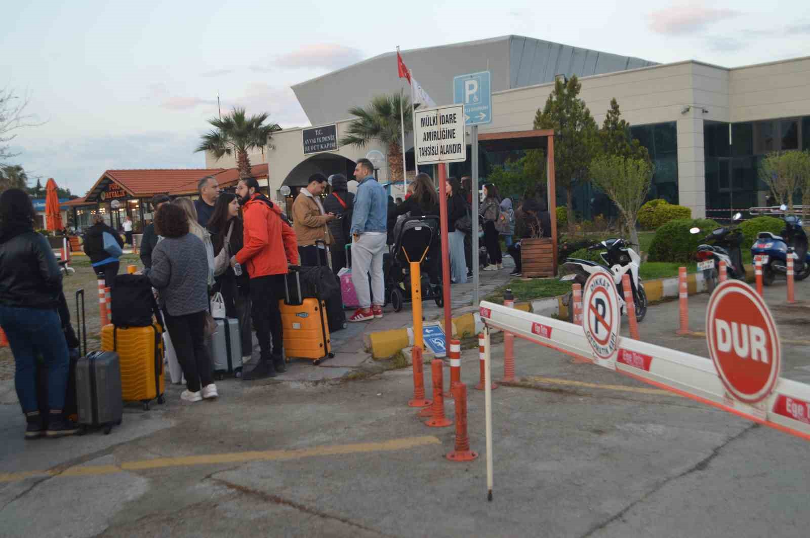 MİDİLLİ İLE AYVALIK ARASINDA RAMAZAN BAYRAMI YOĞUNLUĞU TÜRKİYE’NİN EN BATISINDAKİ AYVALIK DENİZ HUDUT KAPISI ÖNÜNDE UZUN KUYRUKLAR OLUŞTU