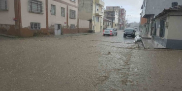 EDREMİT’TE SAĞANAK ETKİLİ OLDU, CADDE VE SOKAKLAR DEREYE DÖNDÜ