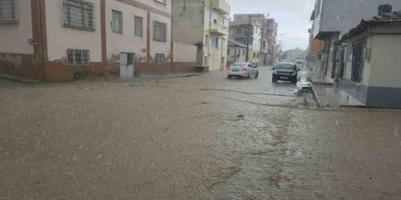 Edremit’te sağanak etkili oldu, cadde ve sokaklar dereye döndü