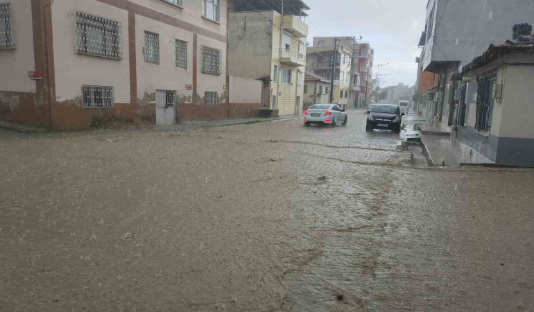 Edremit’te sağanak etkili oldu, cadde ve sokaklar dereye döndü