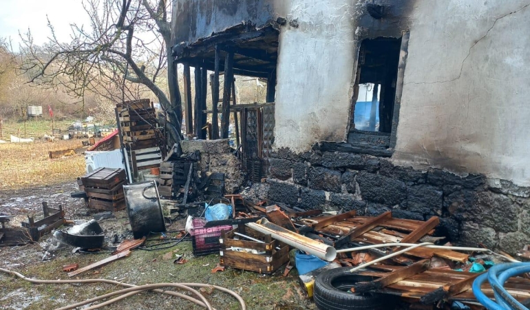 Gönen’de ahşap ev alevlere teslim oldu