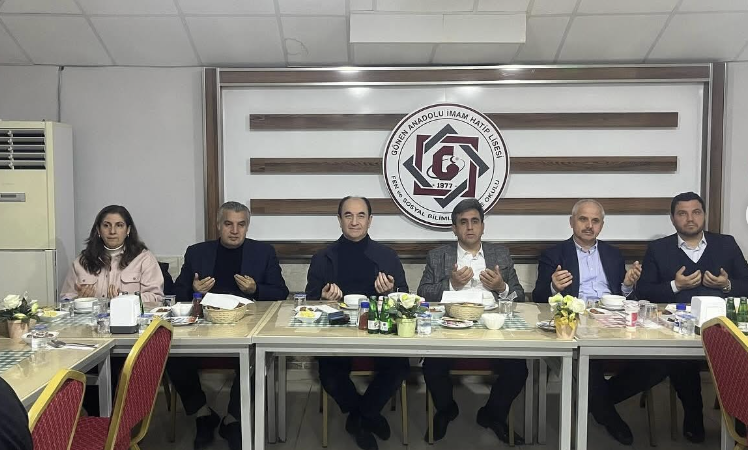 Kaymakam Ahmet Altıntaş, İmam Hatip Lisesi Öğrencileriyle İftarda Buluştu