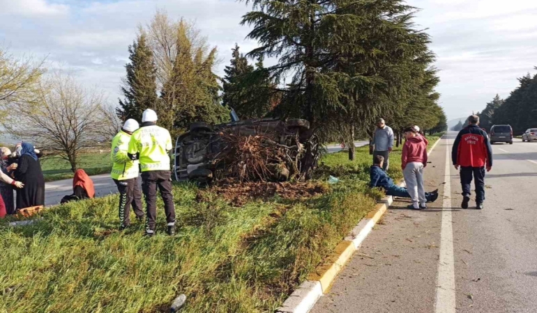 Balıkesir’de takla atan araçtaki 5 kişi yaralandı