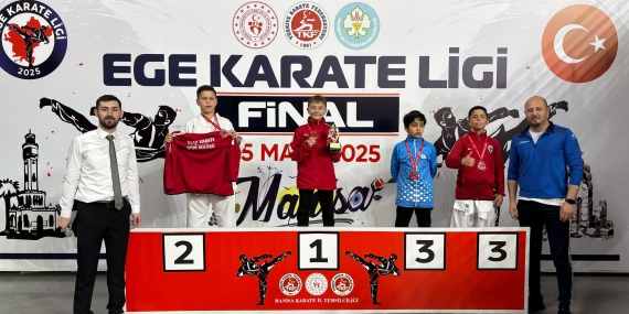 Manyaslı karateciler madalyalarla döndü