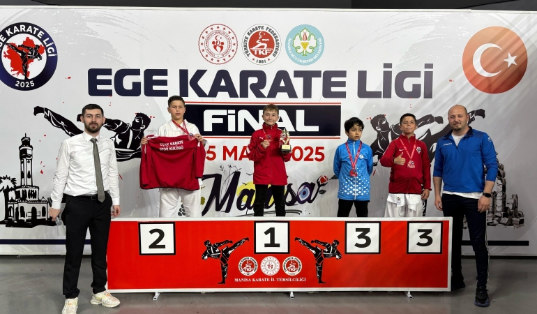 Manyaslı karateciler madalyalarla döndü