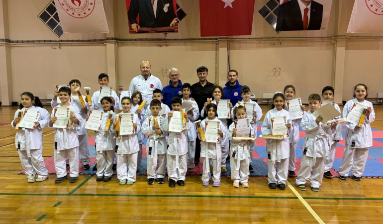 Küçük karateciler kuşak sınavında ter döktü
