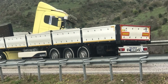 Gönen-Bandırma yolunda tek taraflı kaza trafiği olumsuz etkiledi