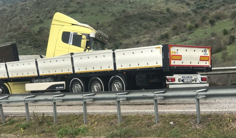 Gönen-Bandırma yolunda tek taraflı kaza trafiği olumsuz etkiledi